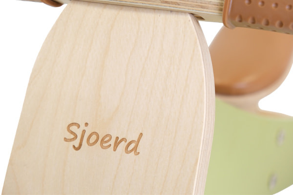 Naam wordt in de voorvork gegraveerd