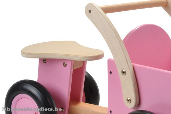 Met een houten zadel, zadelhoogte: 23,5 cm.