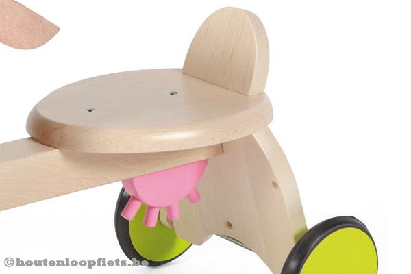 Loopfiets met houten zadel.