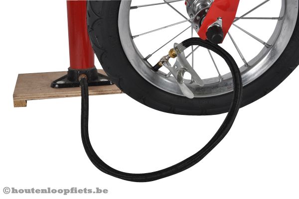 Oppompen met een normale fietspomp.