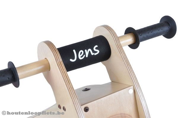 Zwarte kinbeschermer met eigen naam voor uw Trybike.
