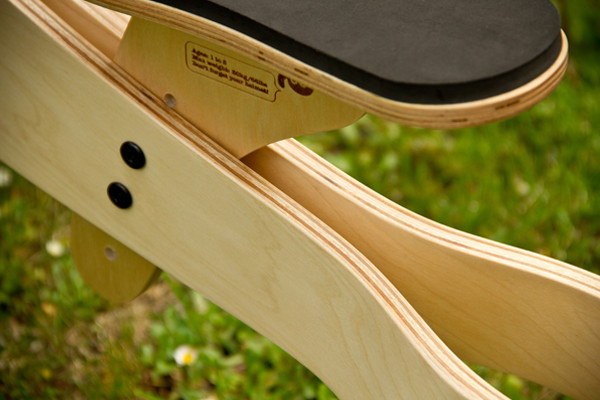 In hoogte verstelbaar zadel (28 - 46 cm).