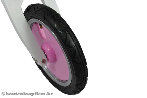 Met dichte veiligheidswielen en luchtbanden.