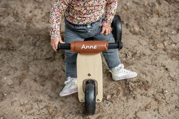 Optioneel: bruine kinbeschermer met naam