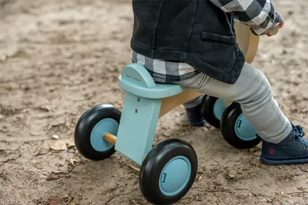 Een houten loopfiets