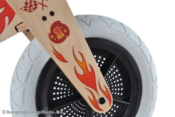 Witte luchtbanden met licht profiel.